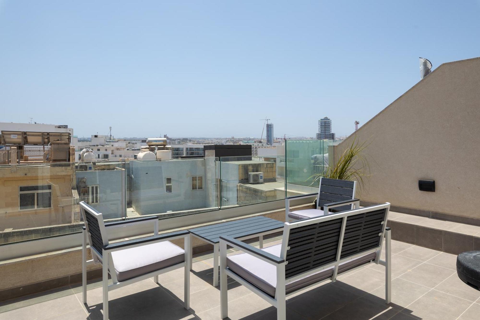 Modern 2Br Cosy Apartment With Large Terrace - Close To Manoel Island & Tigne Shopping Mall Sliema Zewnętrze zdjęcie