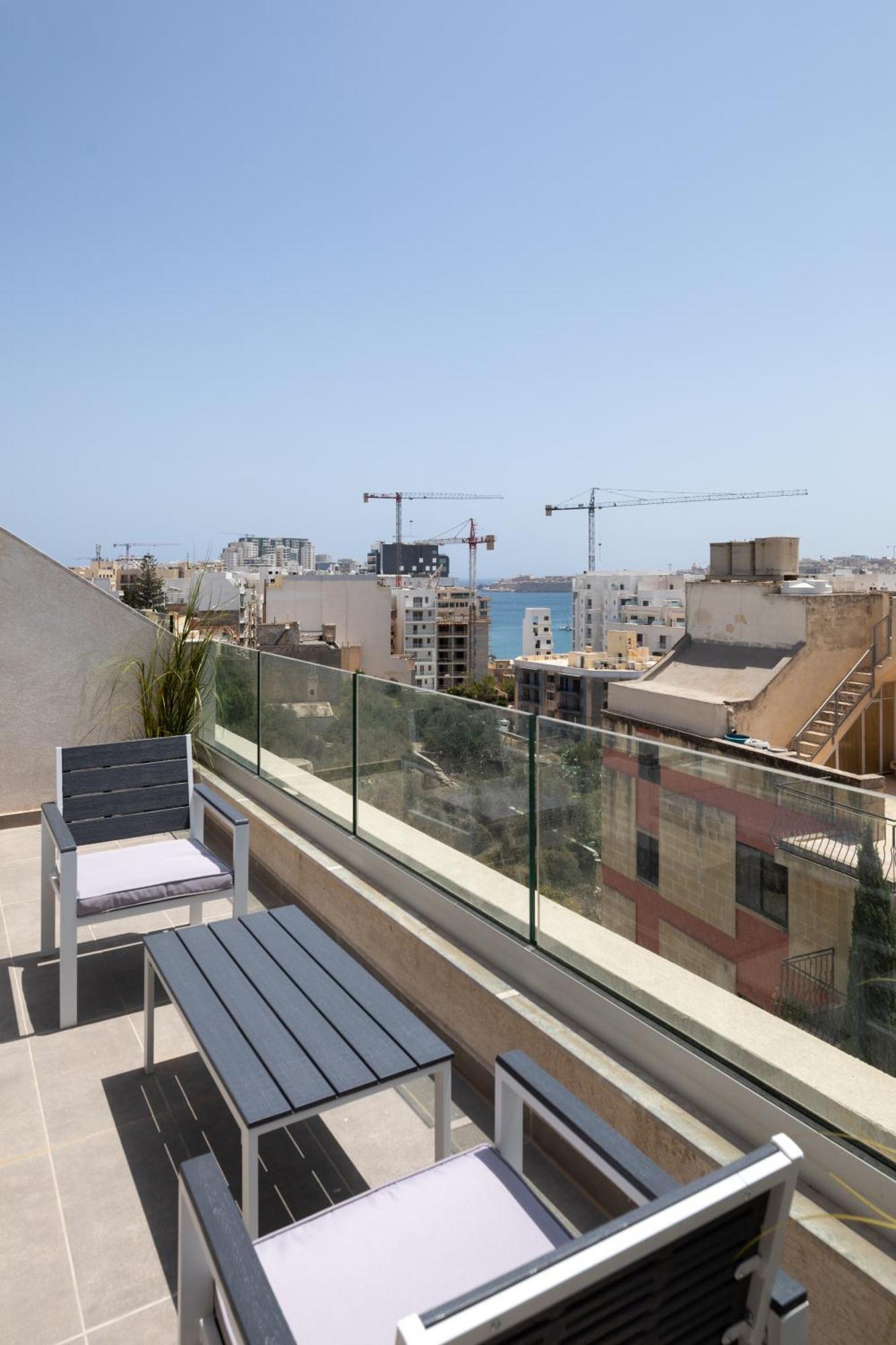 Modern 2Br Cosy Apartment With Large Terrace - Close To Manoel Island & Tigne Shopping Mall Sliema Zewnętrze zdjęcie